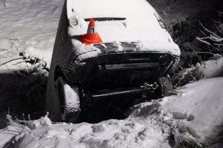 Nezvládli řízení na sněhu. Muž na Jesenicku skončil v potoce, žena v řece Bělé - Novinky